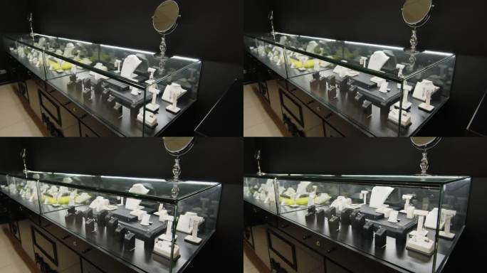 精品珠宝陈列于精品店精美的玻璃展柜