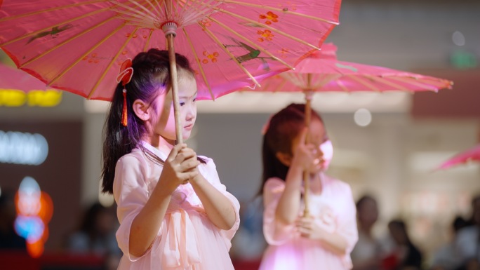 幼儿园小女孩跳舞表演