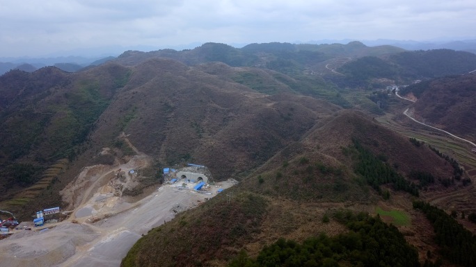 高速公路建设挖隧道航拍