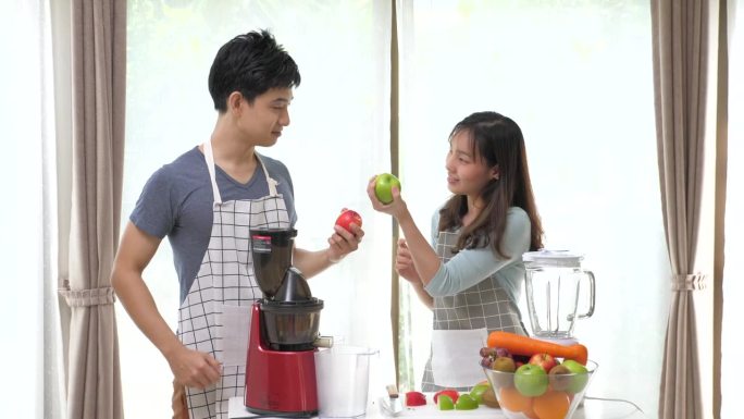 情侣们都喜欢在家里做果汁