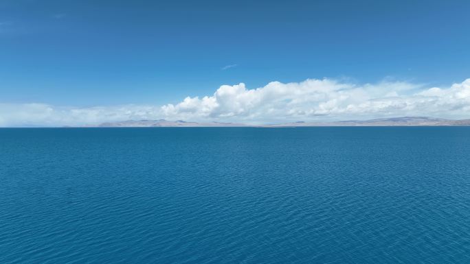 西藏纳木措海天一色高原湖泊晴天风景