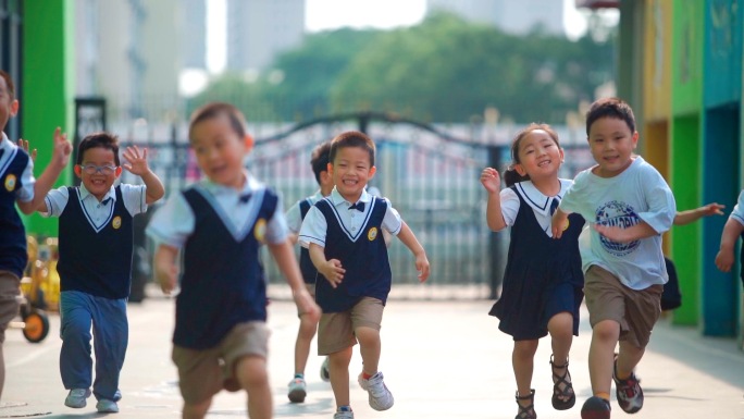 幼儿园小朋友参加各种活动，素材丰富