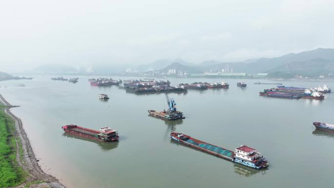 长江河运湖北阳新富池船港货运货轮行驶