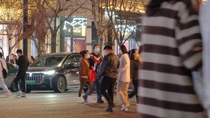 夜晚城市行人过马路人流脚步视频素材44
