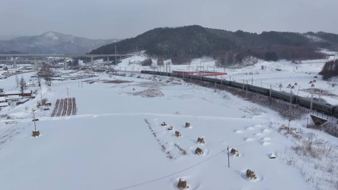 冬季疾驰在雪地里的火车 犹如一趟雪国列车