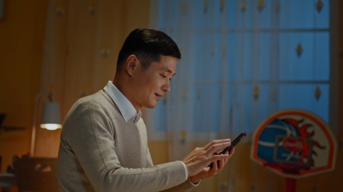 爸爸给孩子盖被子单镜头3