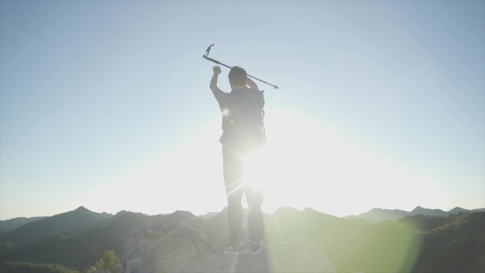 背包客成功登顶喜悦庆祝登山登顶挥手招手光