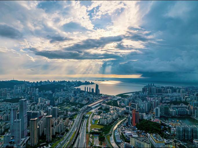 航拍珠海拱北港珠澳大桥风帆塔日出雨幕