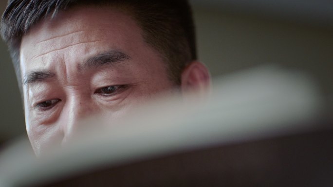 商务人士看书单镜头1