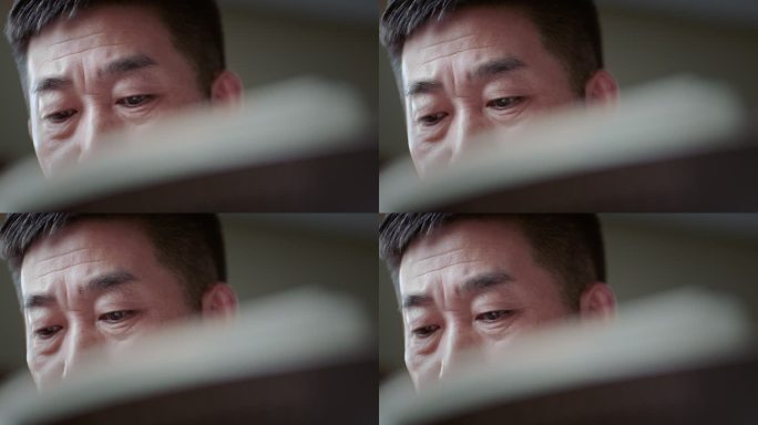 商务人士看书单镜头1
