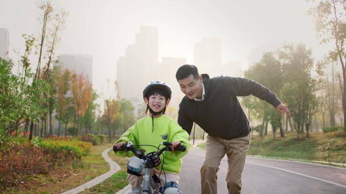 爸爸带孩子学骑自行车单镜头2