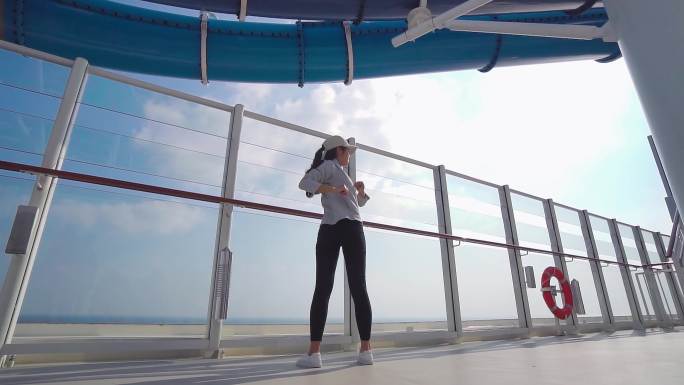 AB0357女孩在游轮上跑步运动02