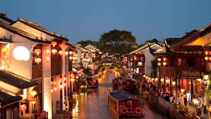 苏州山塘街开灯瞬间 江南水乡游船