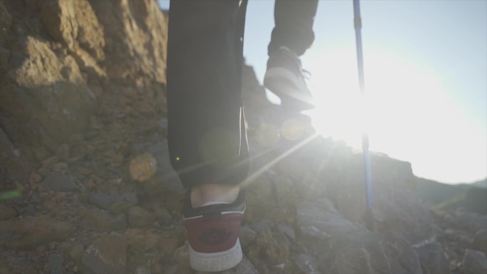 脚步特写登山爱好突破自己成功者探险者