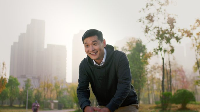 爸爸带孩子学骑自行车单镜头4