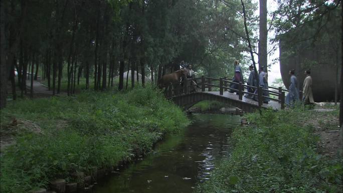 小桥流水，桥上行人