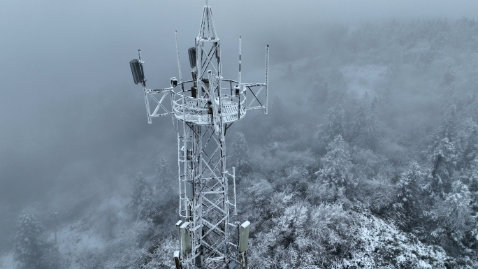 雪中的5G通讯铁塔