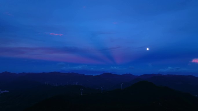 满月火烧云下的风车