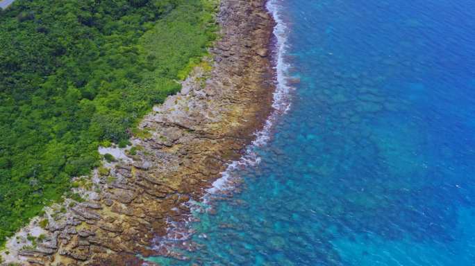 海面海浪拍打岸边礁石