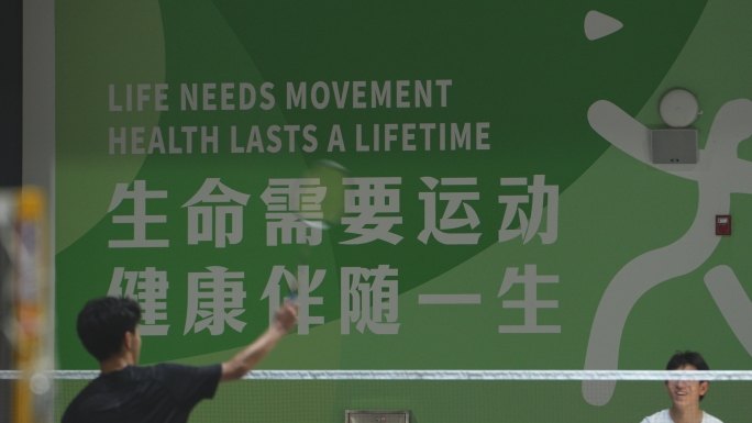 体育馆里打羽毛球的年轻人