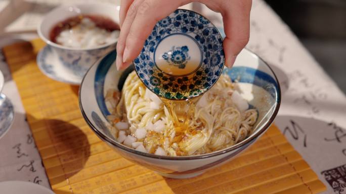 苏州秋季美食蟹黄面