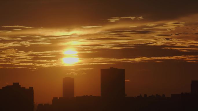 城市日出太阳火红四射