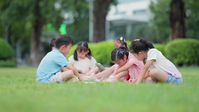 孩子草地上看书