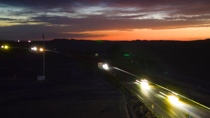 戈壁卡车夜晚奔波忙碌