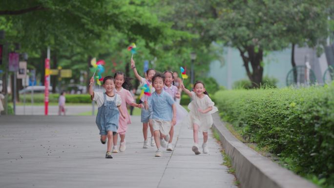 一群开学的孩子奔跑