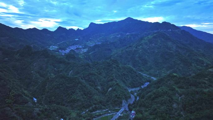 大山深处  山谷 群山怀抱