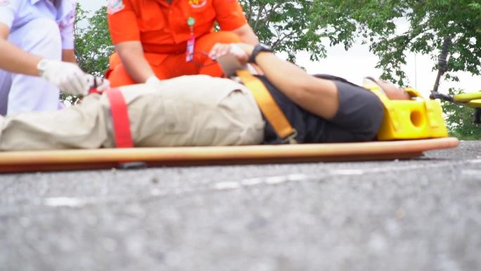 救护小组抢救一名车祸受害者的受伤人员