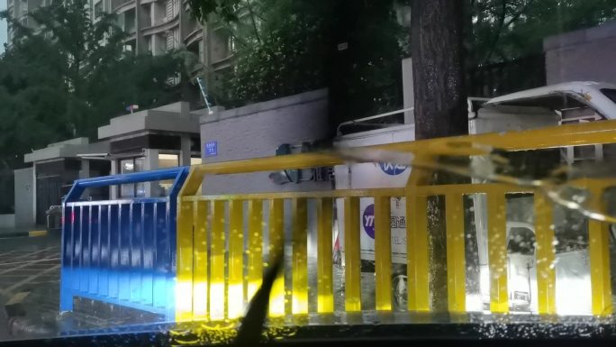 前挡风暴雨雨刷高曝光