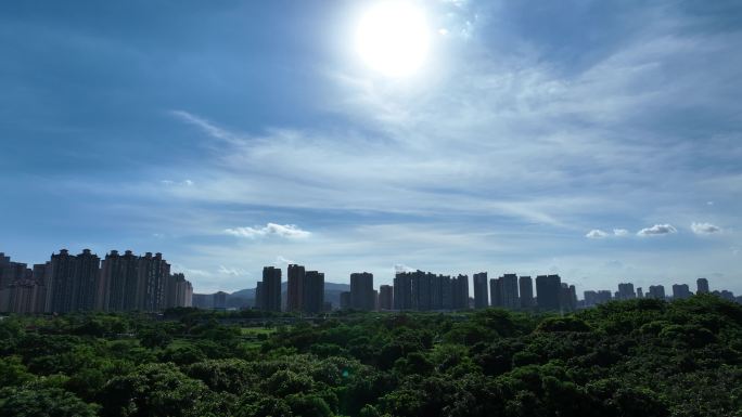 城市天空阳光照射太阳照射城市景观建筑风光