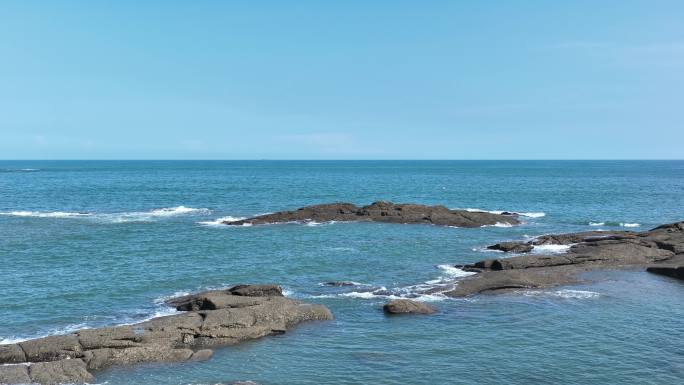 海中礁石航拍海水冲刷礁石潮水海浪拍打岩石