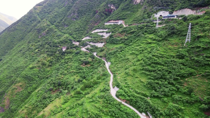 蜿蜒曲折山路航拍