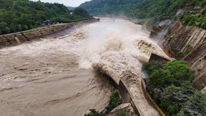 4K都江堰雨季水库开闸泄洪