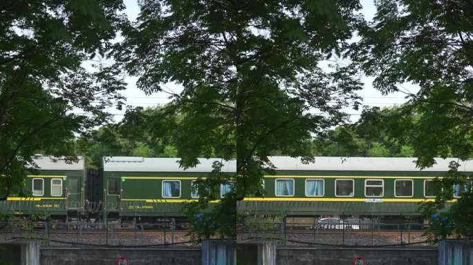 绿皮火车驶过桥洞