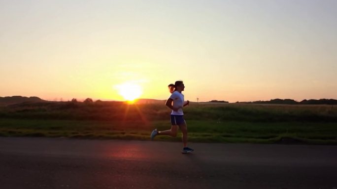 夕阳下奔跑跑步运动户外健身锻炼奋斗励志a