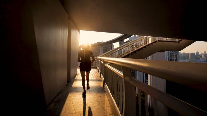 女性女人妇女迎着阳光奔跑晨跑运动努力奋斗