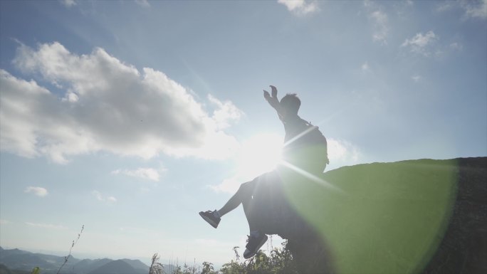 人物登山顶峰成功希望眺望远方风景