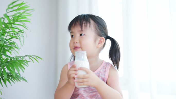 喝牛奶的小女孩