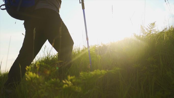 登山素材逆光爬山脚步特写青春活力攀登顶峰