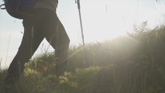 登山素材逆光爬山脚步特写青春活力攀登顶峰