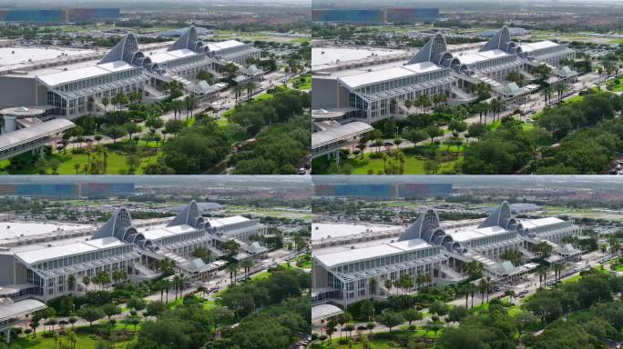 位于佛罗里达州奥兰多市的奥兰治县会议中心被棕榈树环绕。现代建筑设计，宽敞的停车场。天线。