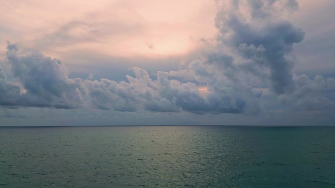多云的天空宁静的海洋与遥远的地平线鸟瞰。静水海景