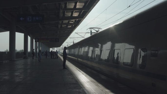 高铁站台上车-1