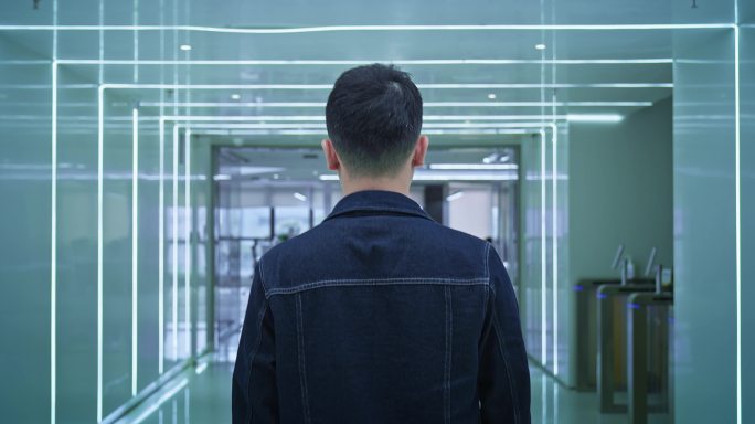 白领办公室商务研发人员背影往前走