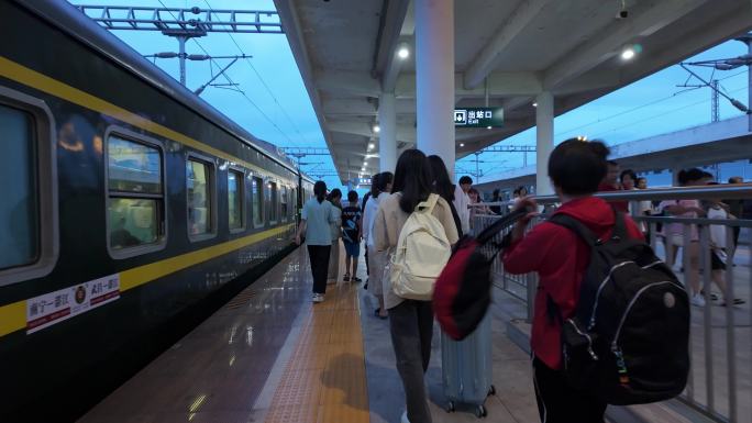 绿皮车普通火车站台旅客乘客进站上车出站