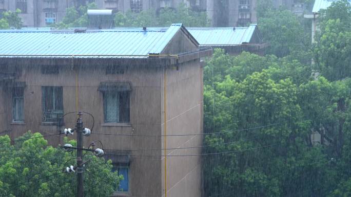 老旧小区下大雨