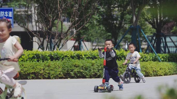 小朋友玩耍 儿童 骑车 童年 滑板车